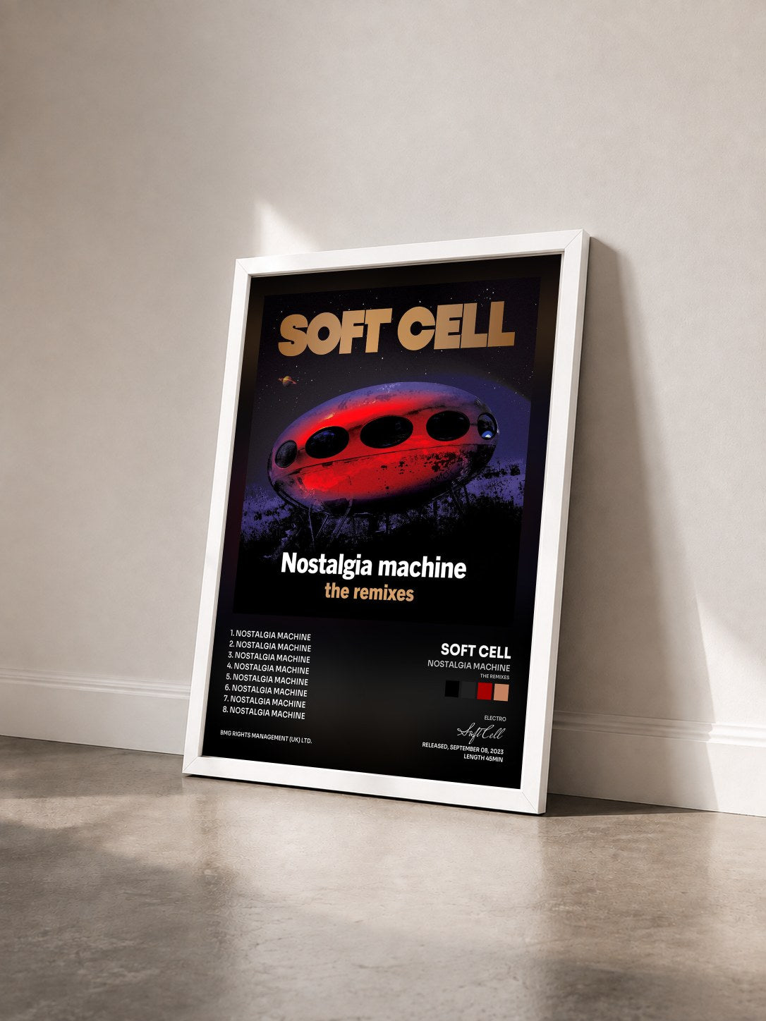 #blanc Nostalgia Machine (The Remixes) von Soft Cell als gerahmter Kunstdruck von schräg gesehen, weißer Rahmen