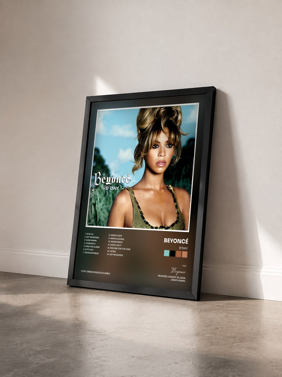 #noir Tableau de l'album B'Day de Beyoncé vu de trois quarts, cadre noir