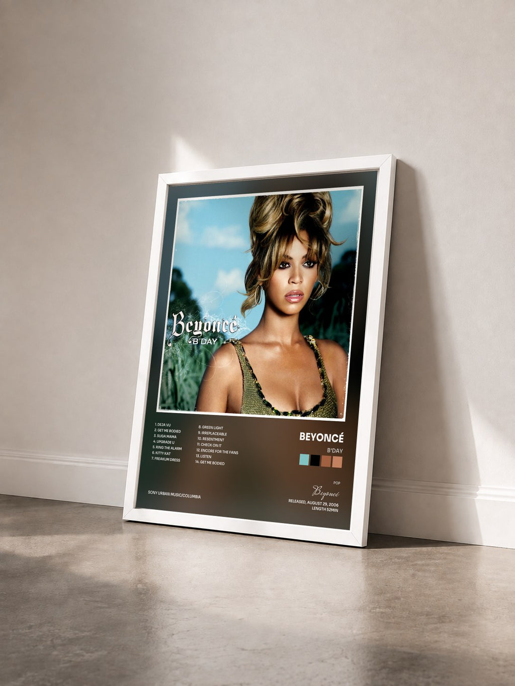 #blanc B'Day di Beyoncé in stampa incorniciata vista di tre quarti, cornice bianca