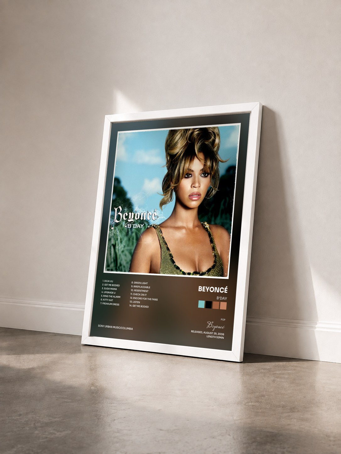#blanc Tableau de l'album B'Day de Beyoncé vu de trois quarts, cadre blanc