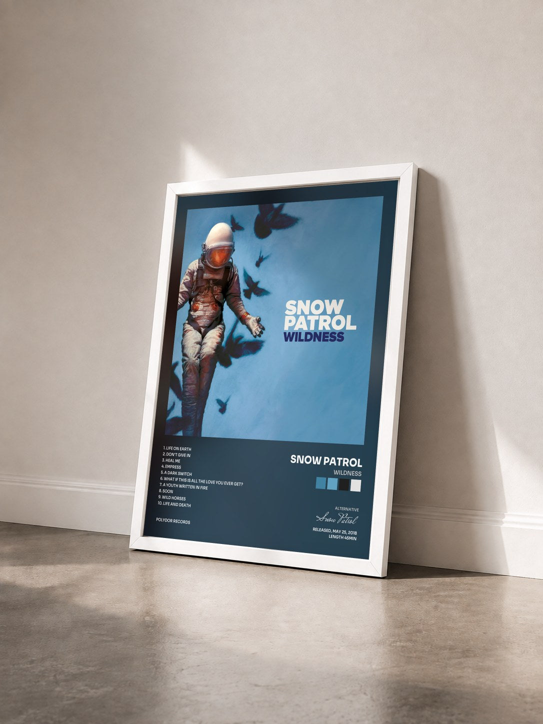 #blanc Wildness von Snow Patrol als gerahmter Kunstdruck von schräg gesehen, weißer Rahmen
