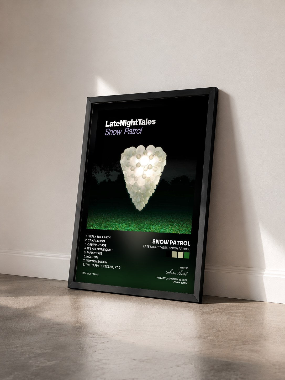 #noir Late Night Tales: Snow Patrol von Snow Patrol als gerahmter Kunstdruck von schräg gesehen, schwarzer Rahmen