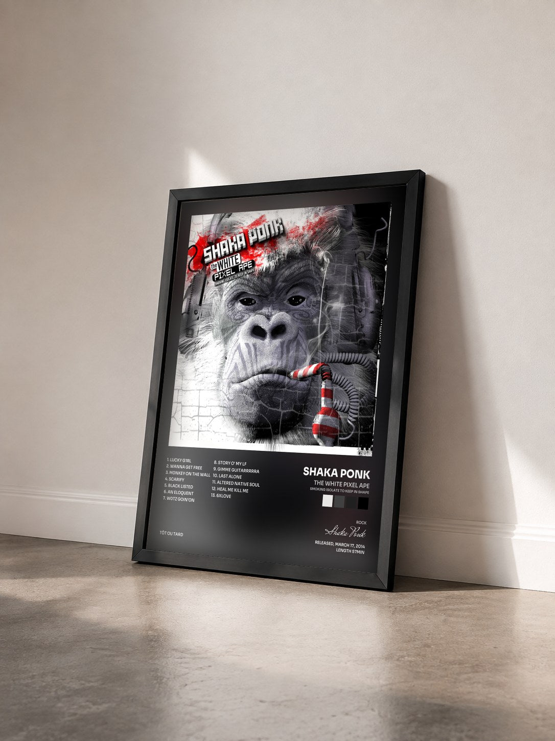 #noir The White Pixel Ape (Smoking Isolate to Keep in Shape) di Shaka Ponk in stampa incorniciata vista di tre quarti, cornice nera