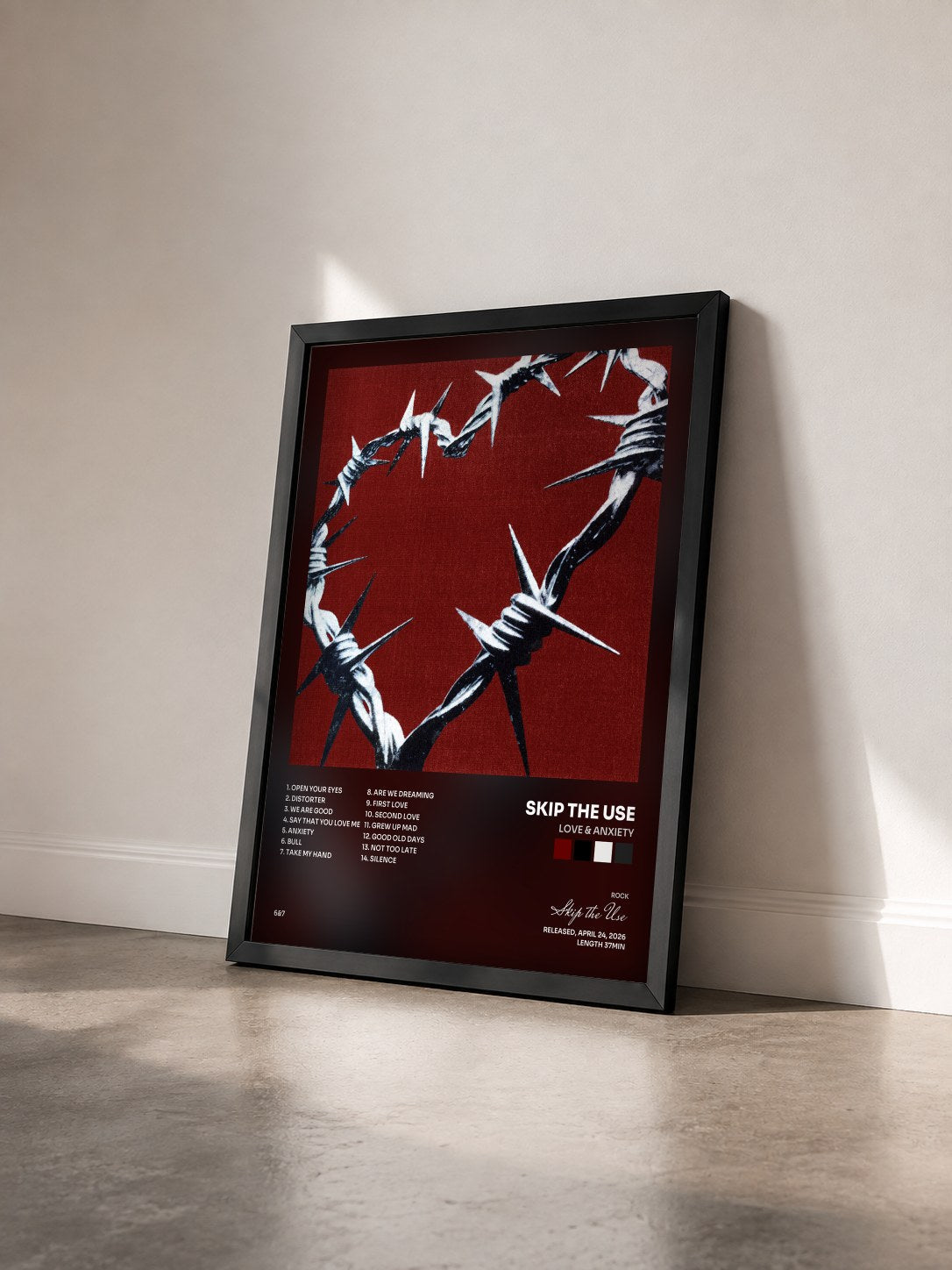 #noir Tableau de l'album LOVE & ANXIETY de Skip the Use vu de trois quarts, cadre noir