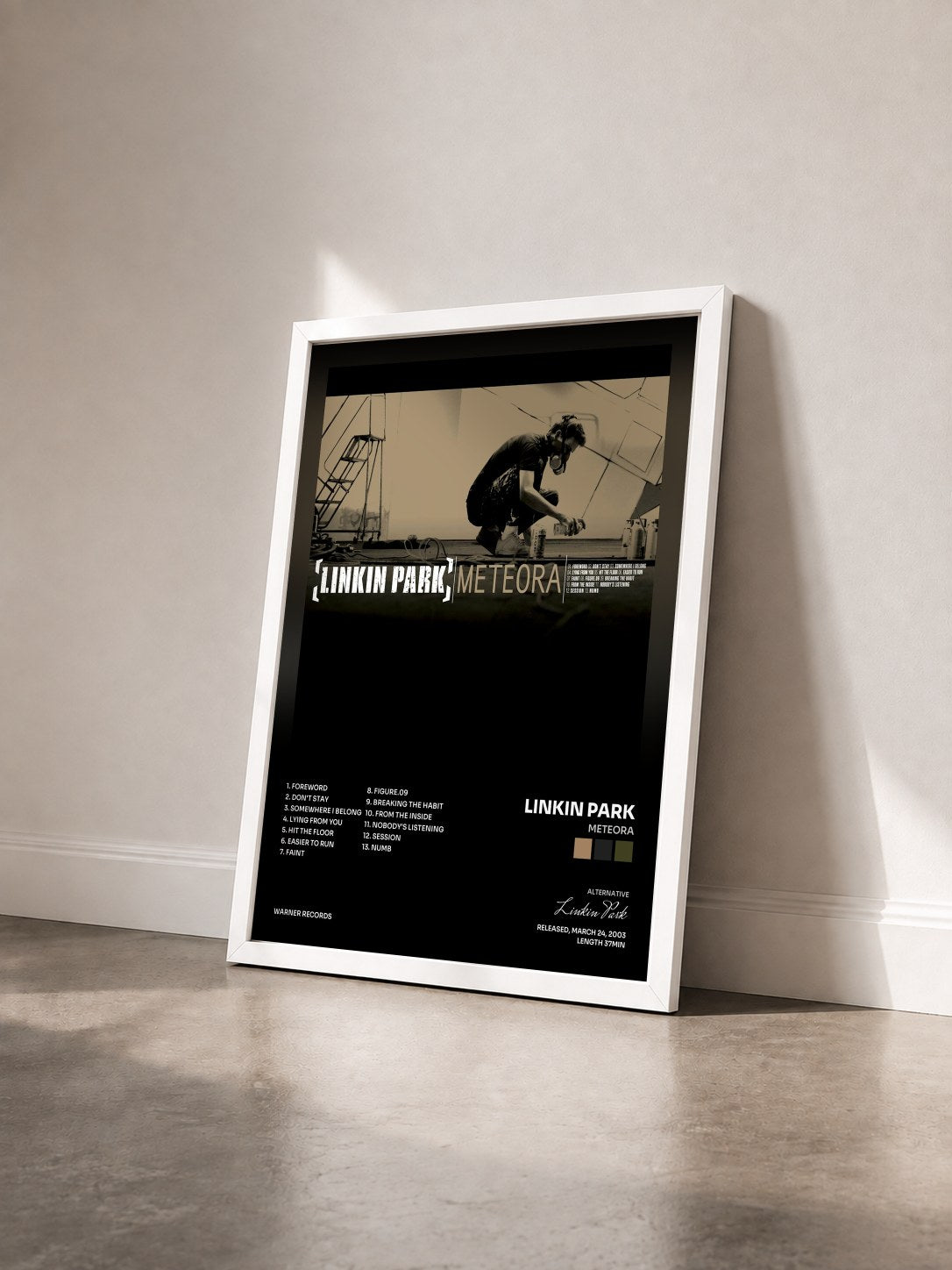 #blanc Meteora di Linkin Park in stampa incorniciata vista di tre quarti, cornice bianca