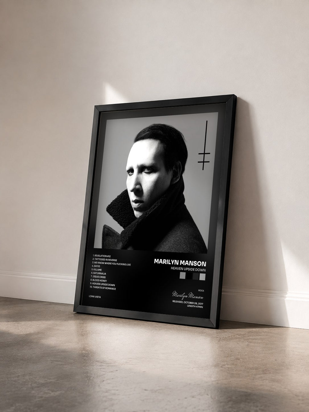 #noir Tableau de l'album Heaven Upside Down de Marilyn Manson vu de trois quarts, cadre noir
