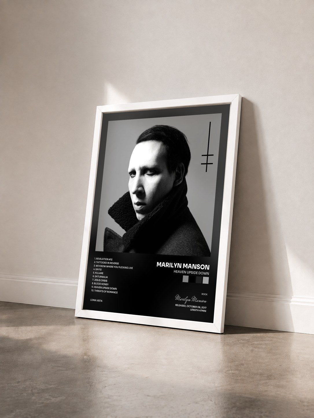 #blanc Tableau de l'album Heaven Upside Down de Marilyn Manson vu de trois quarts, cadre blanc