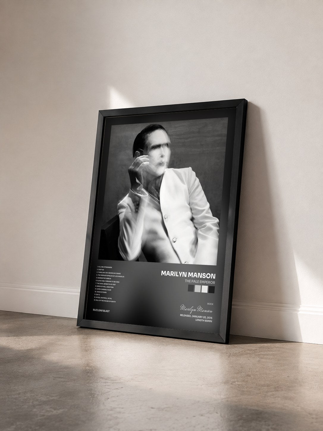 #noir Tableau de l'album The Pale Emperor de Marilyn Manson vu de trois quarts, cadre noir