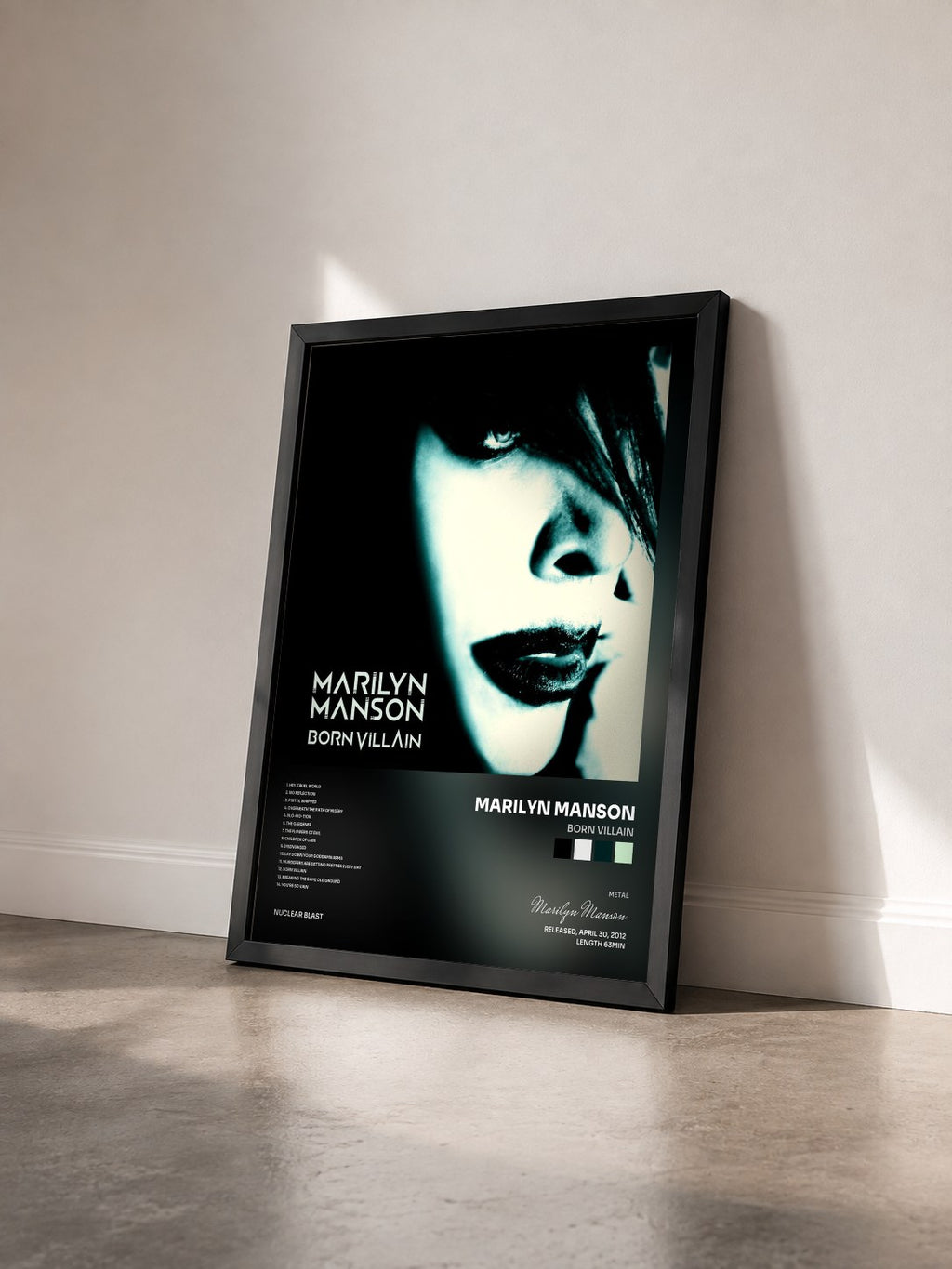 #noir Born Villain von Marilyn Manson als gerahmter Kunstdruck von schräg gesehen, schwarzer Rahmen