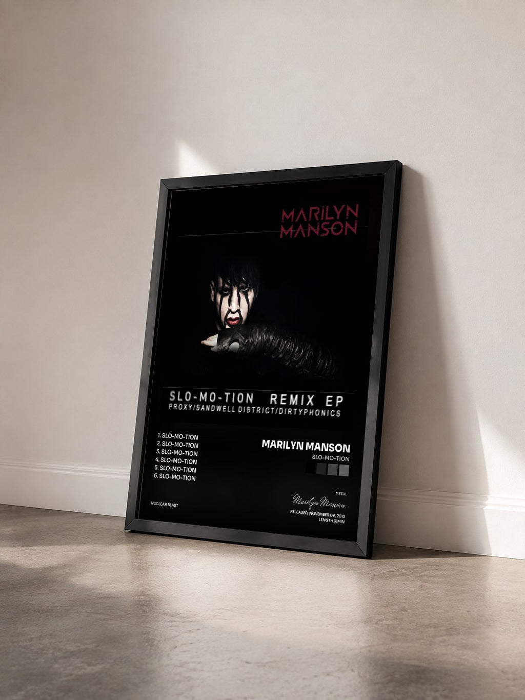 #noir Tableau de l'album Slo-Mo-Tion de Marilyn Manson vu de trois quarts, cadre noir