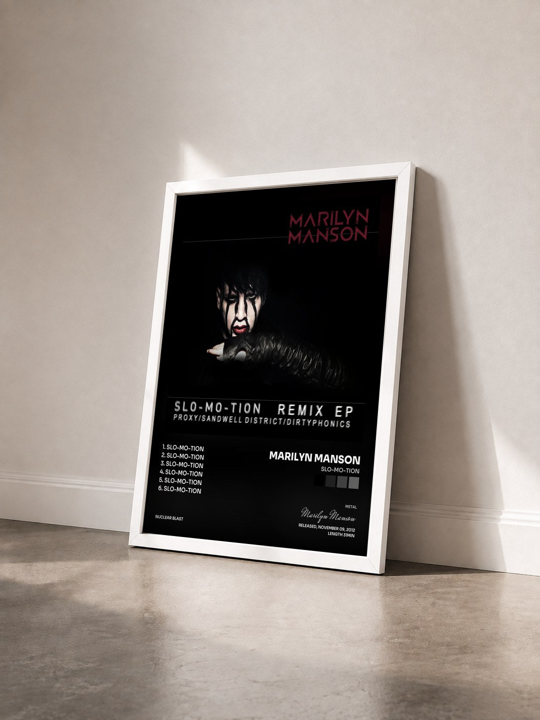 #blanc Tableau de l'album Slo-Mo-Tion de Marilyn Manson vu de trois quarts, cadre blanc