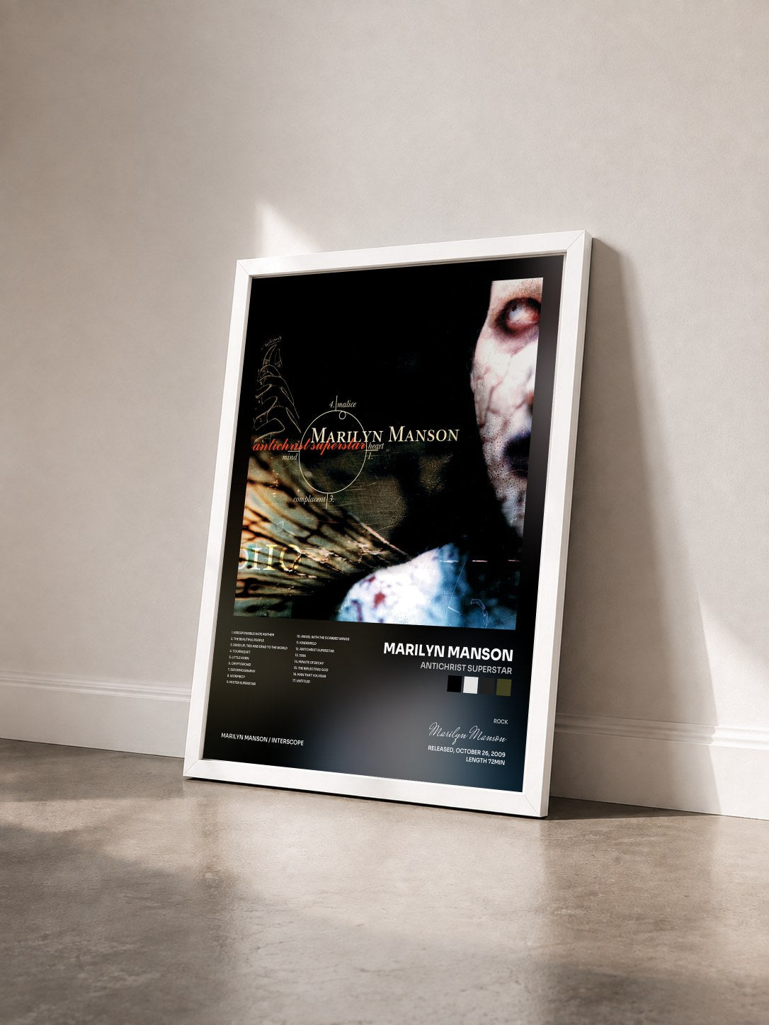 #blanc Tableau de l'album Antichrist Superstar de Marilyn Manson vu de trois quarts, cadre blanc
