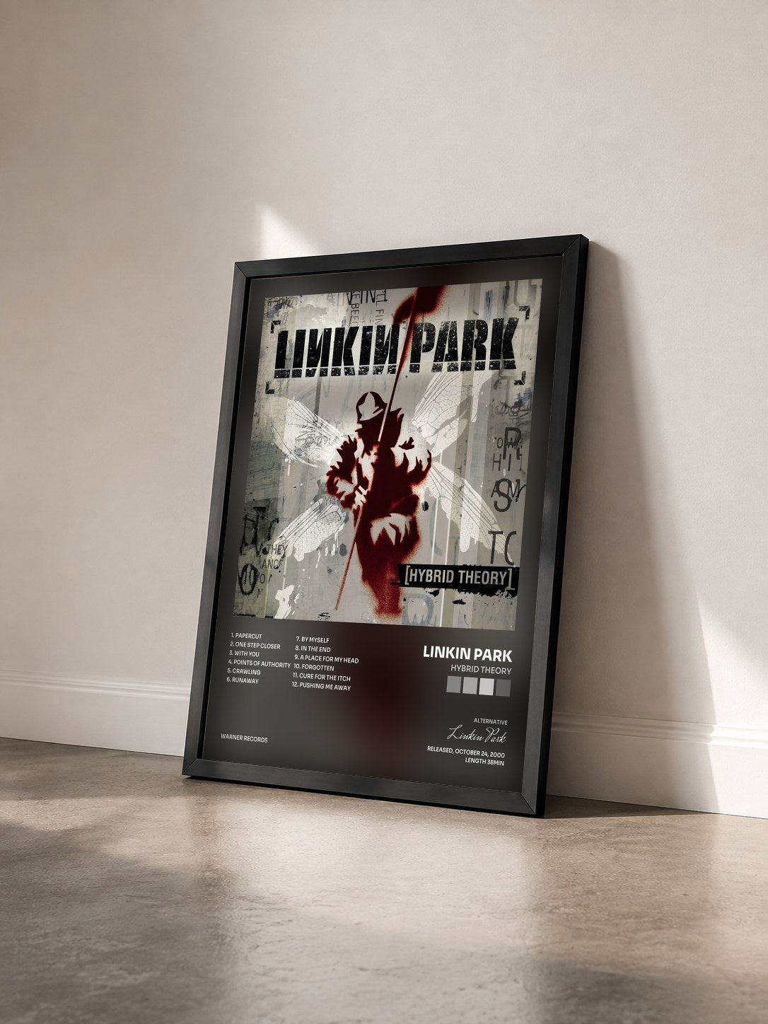 #noir Hybrid Theory di Linkin Park in stampa incorniciata vista di tre quarti, cornice nera