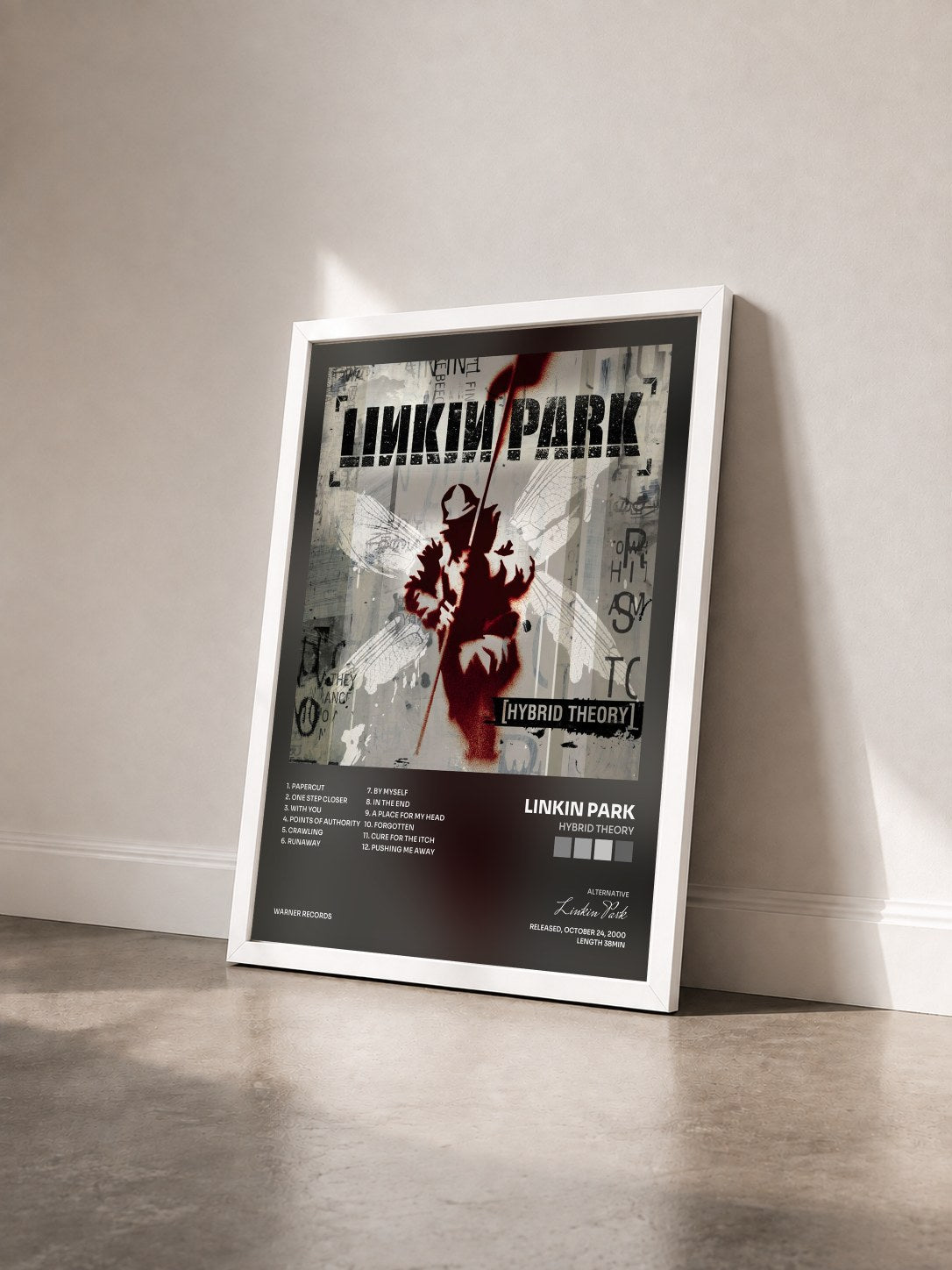 #blanc Hybrid Theory di Linkin Park in stampa incorniciata vista di tre quarti, cornice bianca
