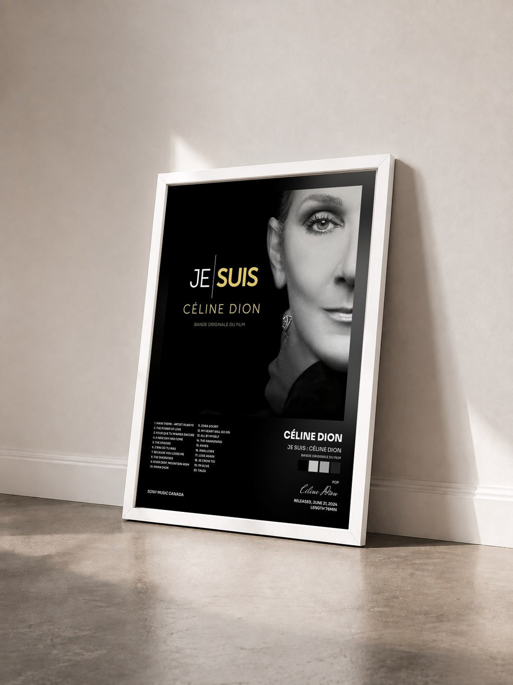 #blanc JE SUIS : CÉLINE DION (Bande originale du film) di Céline Dion in stampa incorniciata vista di tre quarti, cornice bianca