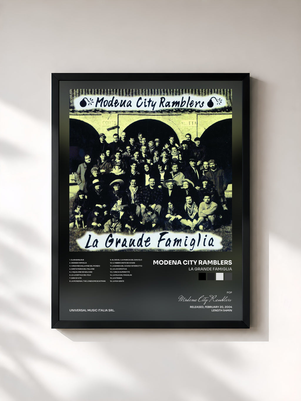 #noir Tableau de l'album La Grande Famiglia de Modena City Ramblers, cadre noir, imprimé et encadré en France