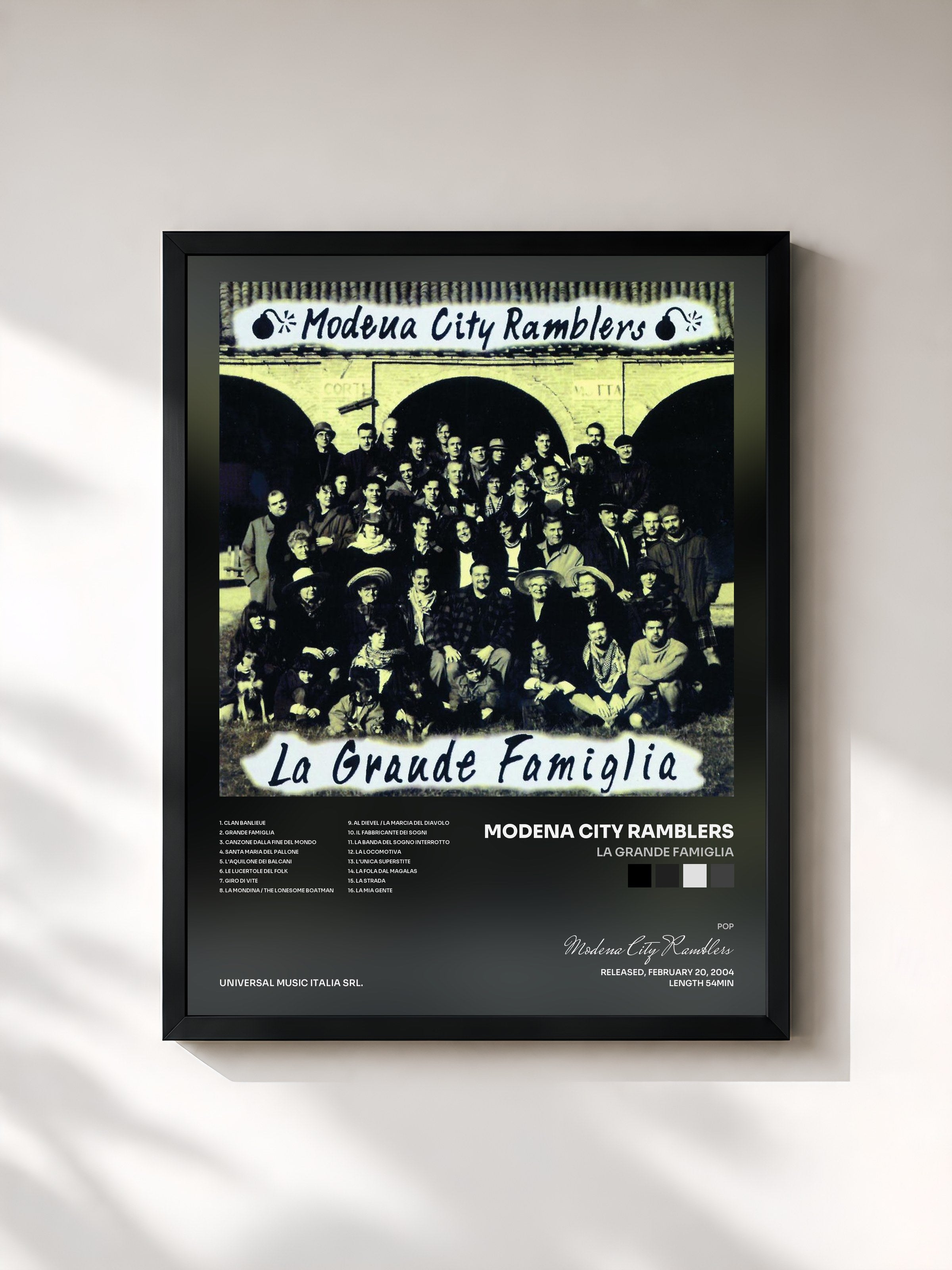 #noir Tableau de l'album La Grande Famiglia de Modena City Ramblers, cadre noir, imprimé et encadré en France