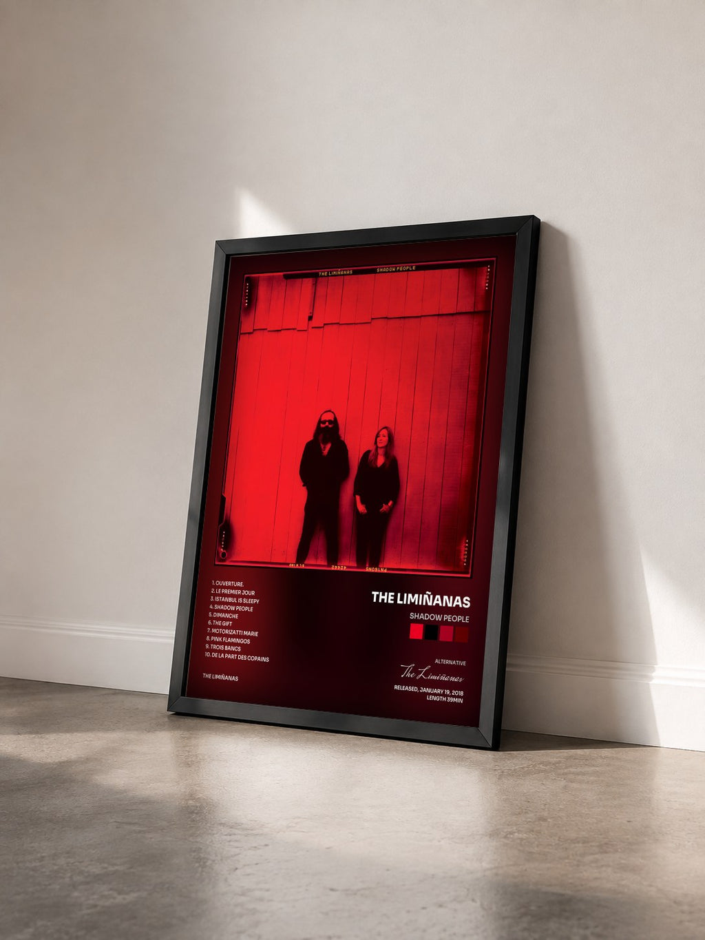 #noir Shadow People von The Limiñanas als gerahmter Kunstdruck von schräg gesehen, schwarzer Rahmen