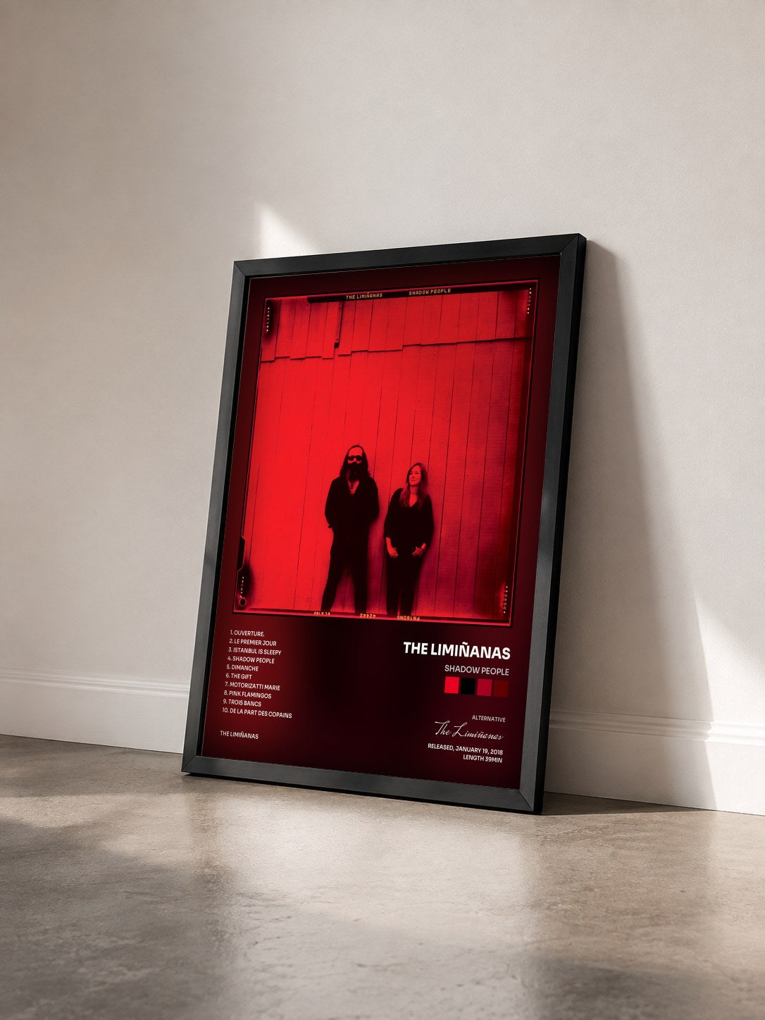 #noir Shadow People von The Limiñanas als gerahmter Kunstdruck von schräg gesehen, schwarzer Rahmen