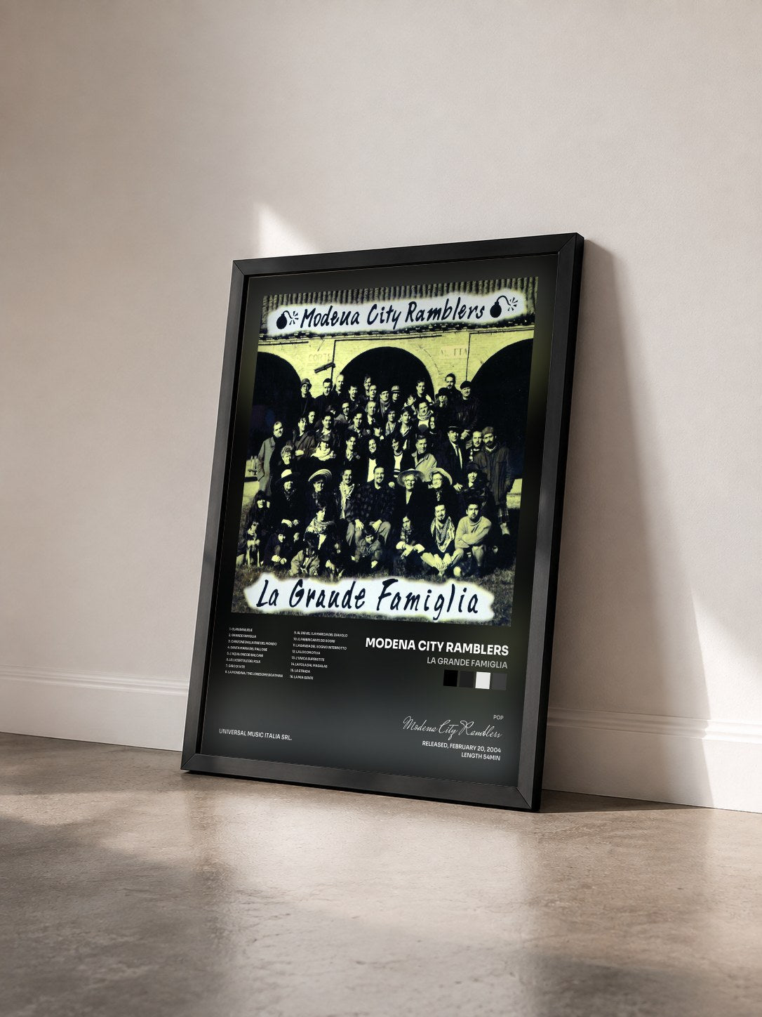 #noir Tableau de l'album La Grande Famiglia de Modena City Ramblers vu de trois quarts, cadre noir