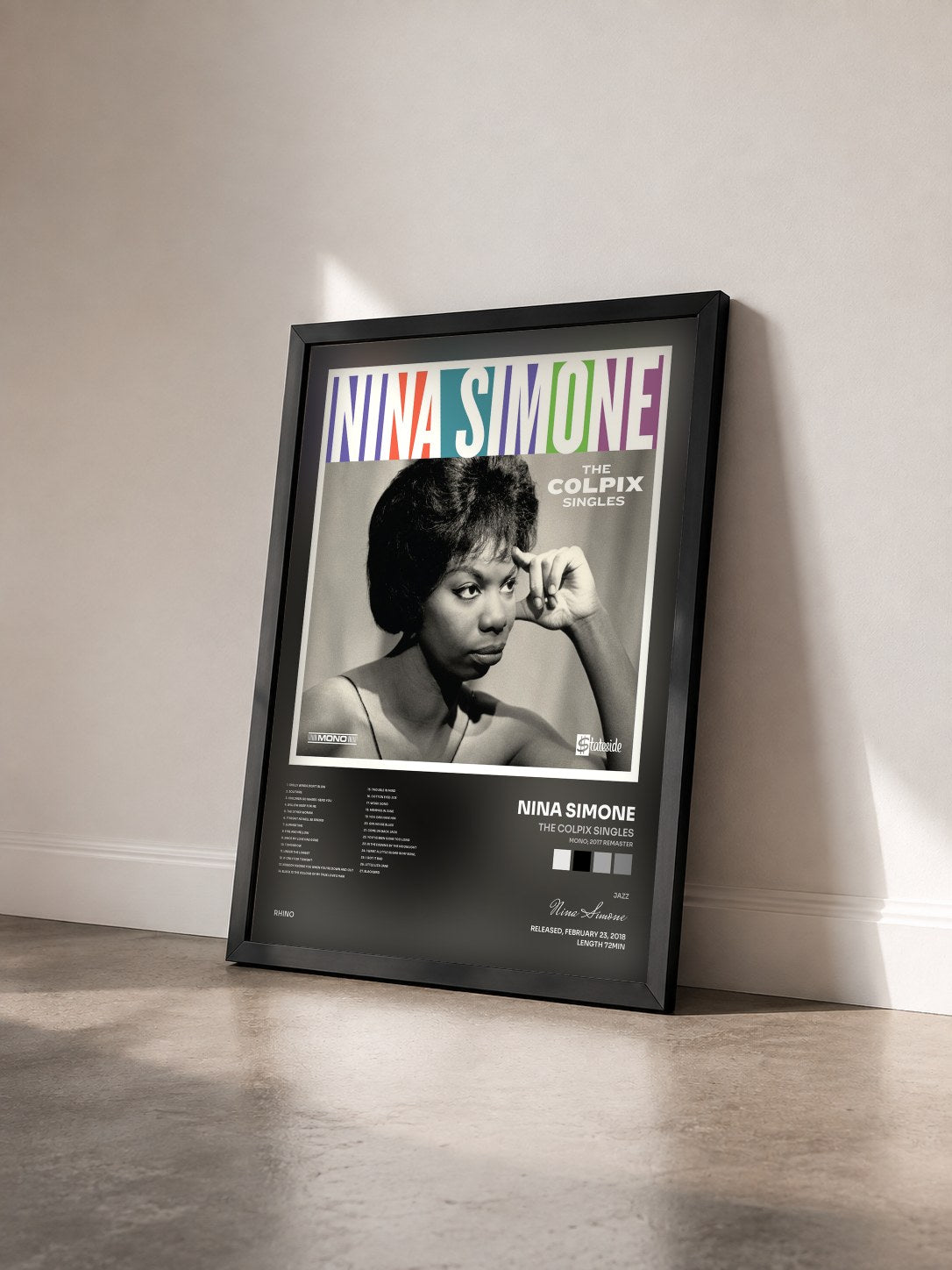 #noir Tableau de l'album The Colpix Singles (Mono; 2017 Remaster) de Nina Simone vu de trois quarts, cadre noir