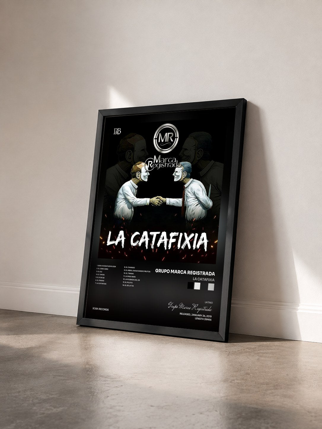 #noir Tableau de l'album La Catafixia de Grupo Marca Registrada vu de trois quarts, cadre noir