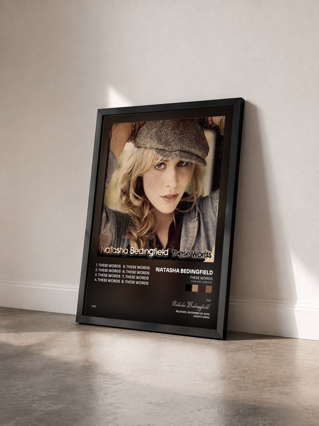#noir Tableau de l'album These Words (I Love You, I Love You) de Natasha Bedingfield vu de trois quarts, cadre noir