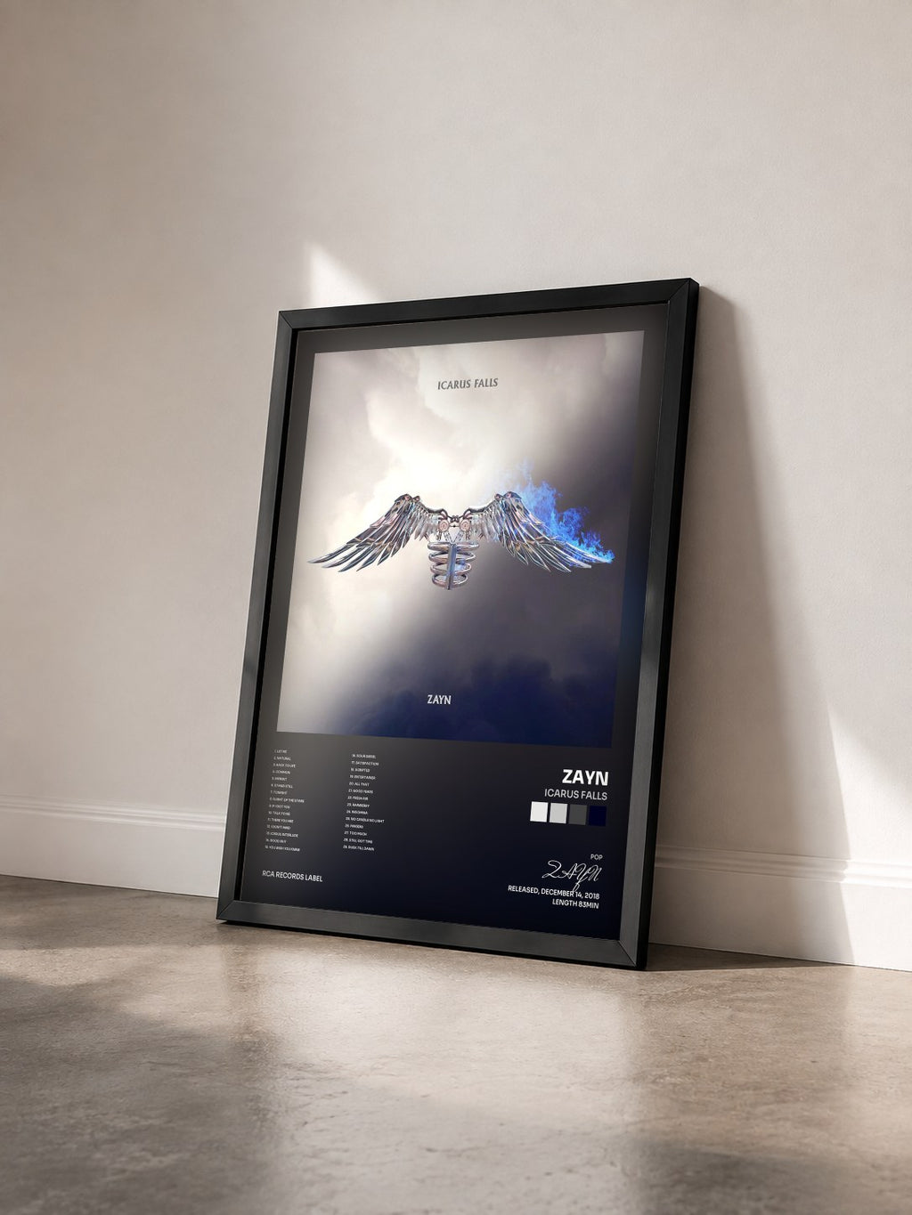 #noir Icarus Falls von ZAYN als gerahmter Kunstdruck von schräg gesehen, schwarzer Rahmen