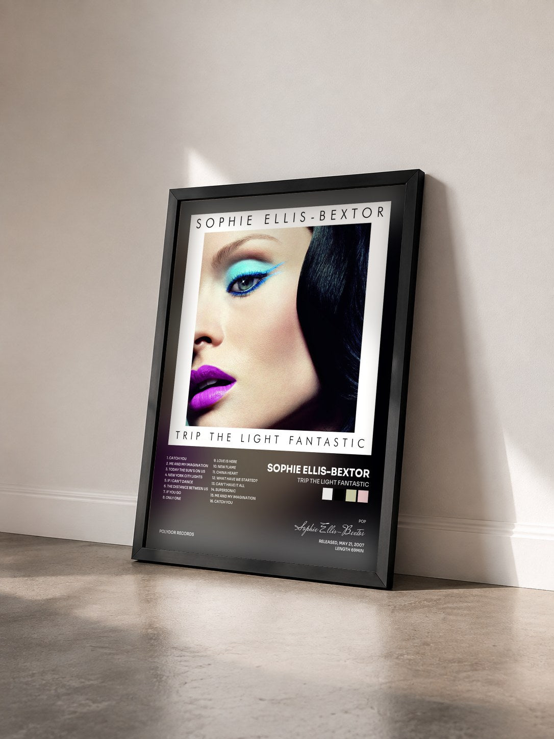 #noir Tableau de l'album Trip The Light Fantastic de Sophie Ellis-Bextor vu de trois quarts, cadre noir