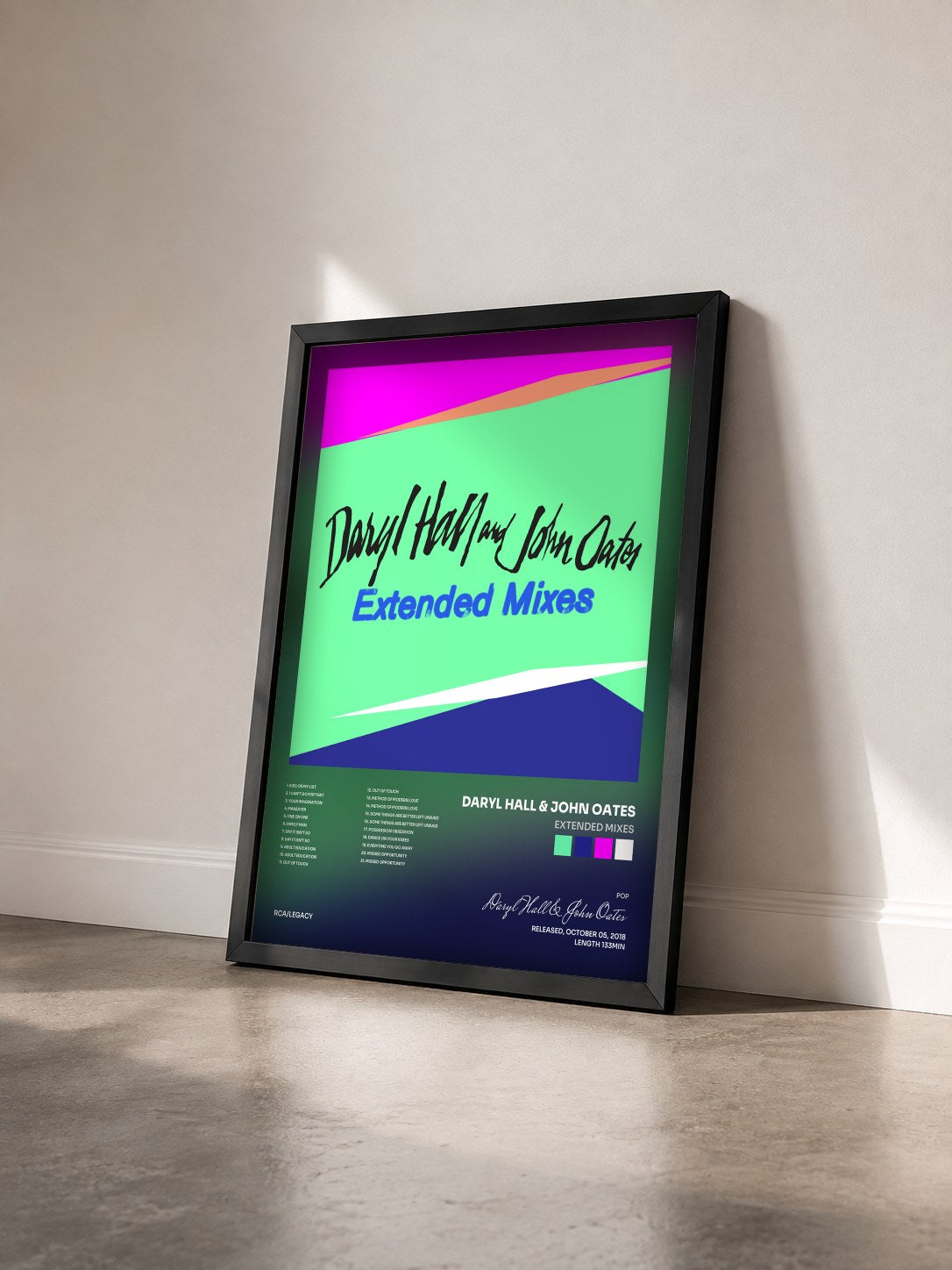 #noir Tableau de l'album Extended Mixes de Daryl Hall & John Oates vu de trois quarts, cadre noir