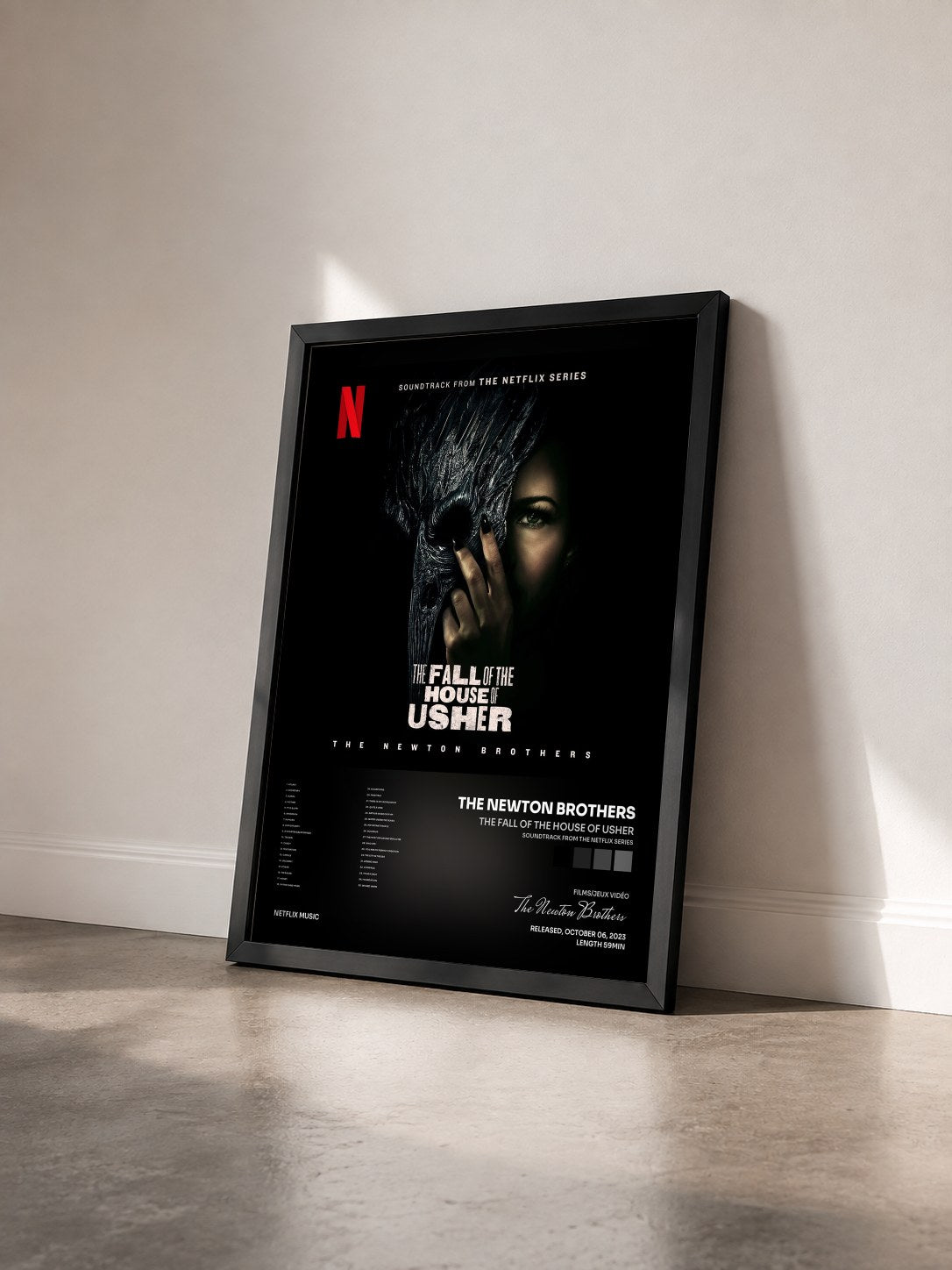 #noir Tableau de l'album The Fall of the House of Usher (Soundtrack from the Netflix Series) de The Newton Brothers vu de trois quarts, cadre noir