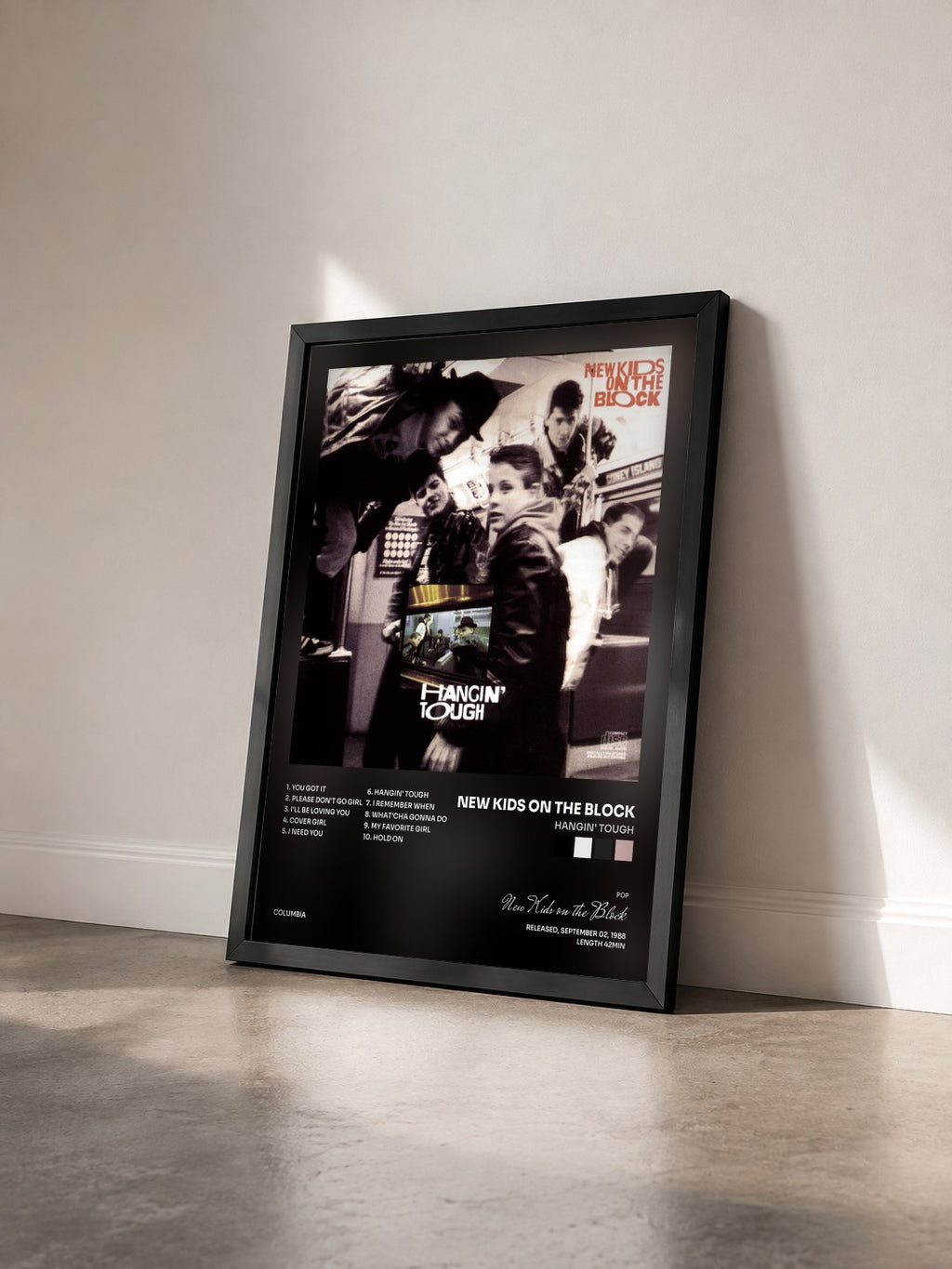#noir Hangin' Tough von New Kids on the Block als gerahmter Kunstdruck von schräg gesehen, schwarzer Rahmen