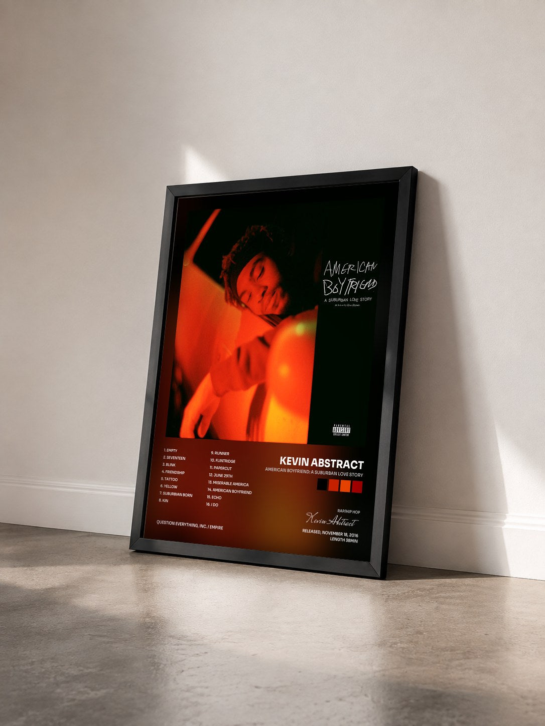#noir Tableau de l'album American Boyfriend: A Suburban Love Story de Kevin Abstract vu de trois quarts, cadre noir