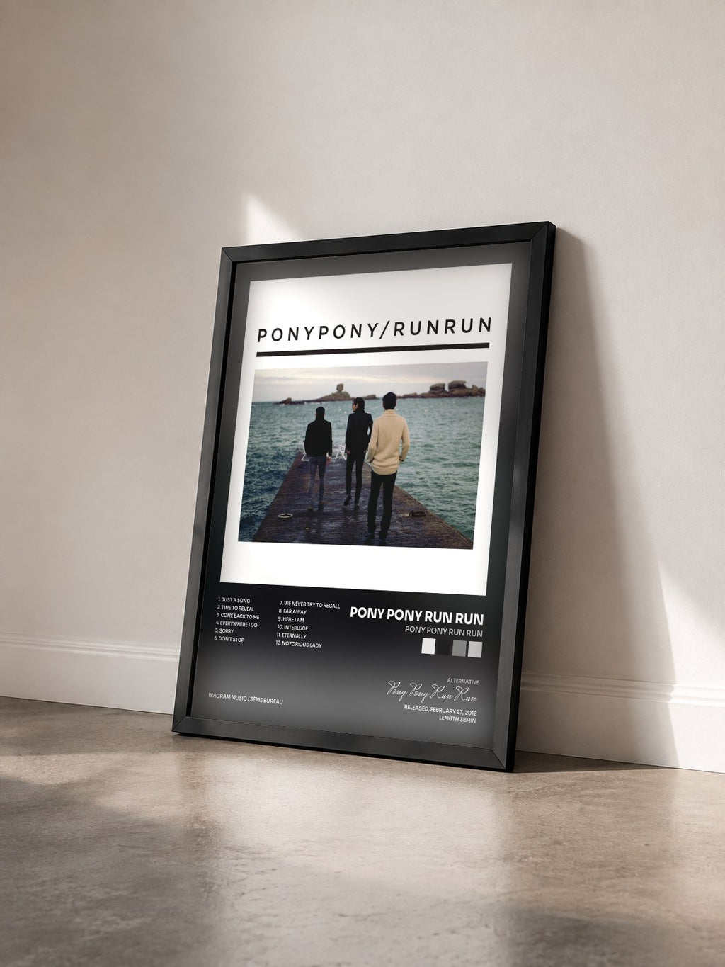 #noir Tableau de l'album Pony Pony Run Run de Pony Pony Run Run vu de trois quarts, cadre noir