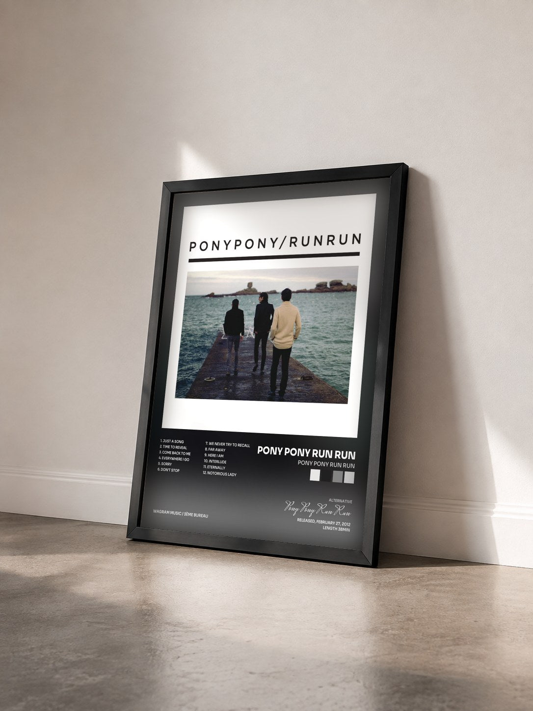 #noir Tableau de l'album Pony Pony Run Run de Pony Pony Run Run vu de trois quarts, cadre noir