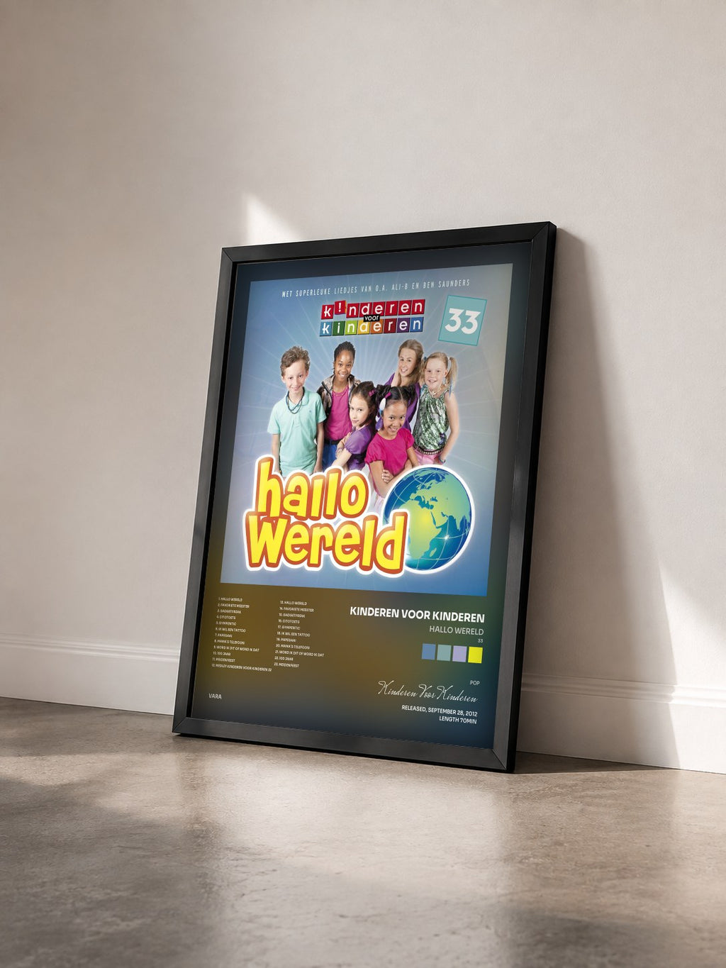 #noir Tableau de l'album Hallo Wereld (33) de Kinderen Voor Kinderen vu de trois quarts, cadre noir