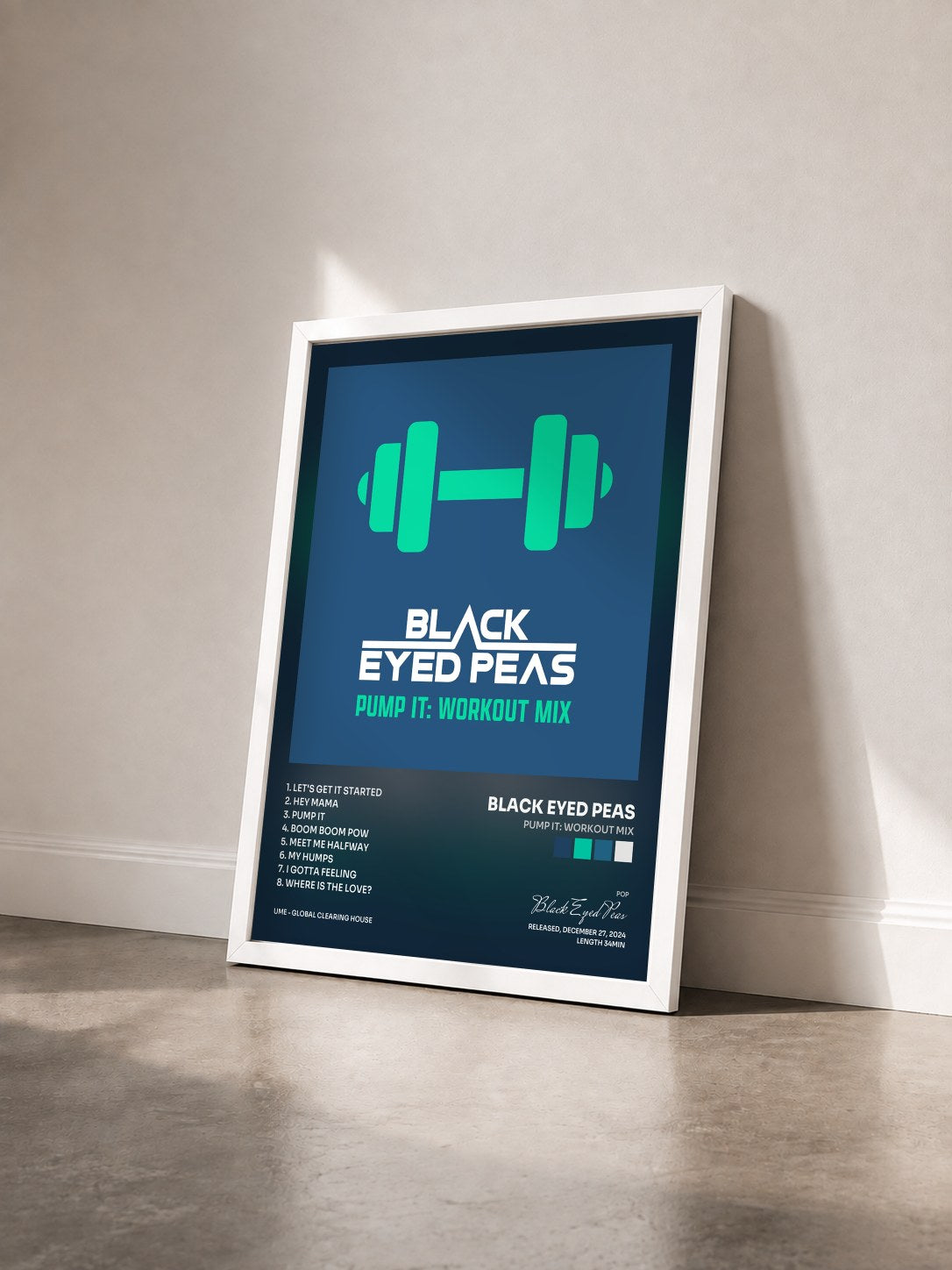 #blanc Pump It: Workout Mix von Black Eyed Peas als gerahmter Kunstdruck von schräg gesehen, weißer Rahmen