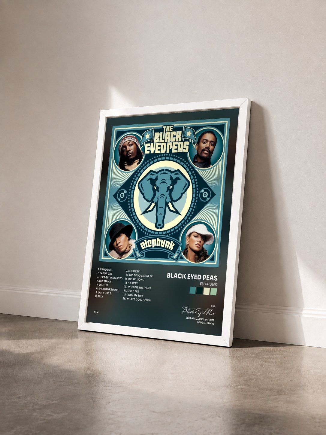 #blanc Elephunk von Black Eyed Peas als gerahmter Kunstdruck von schräg gesehen, weißer Rahmen