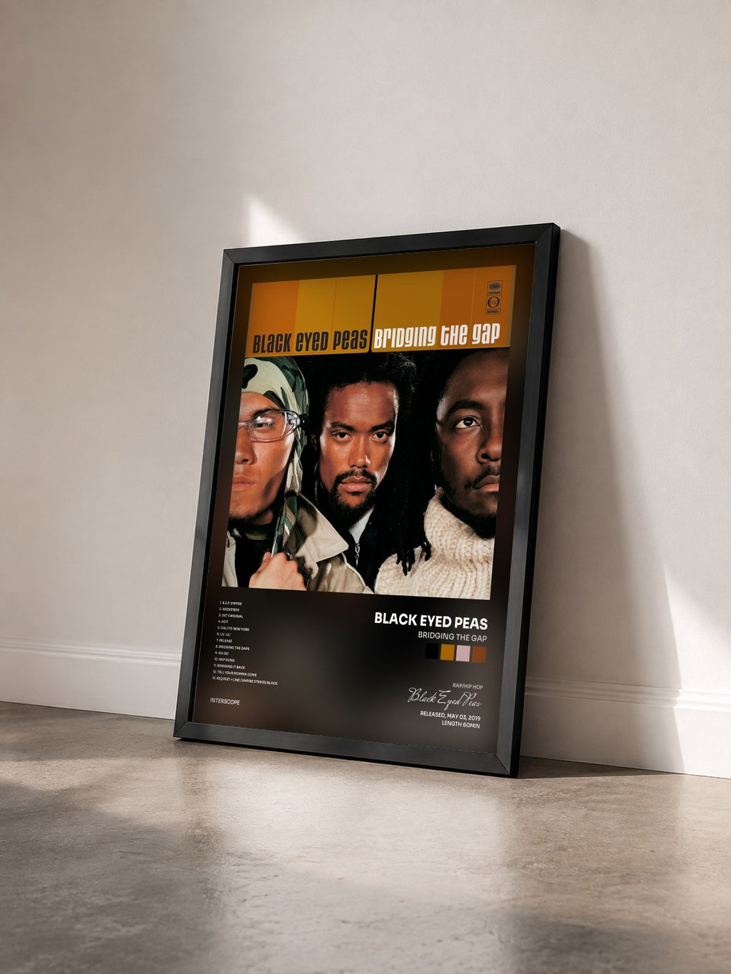 #noir Bridging The Gap von Black Eyed Peas als gerahmter Kunstdruck von schräg gesehen, schwarzer Rahmen
