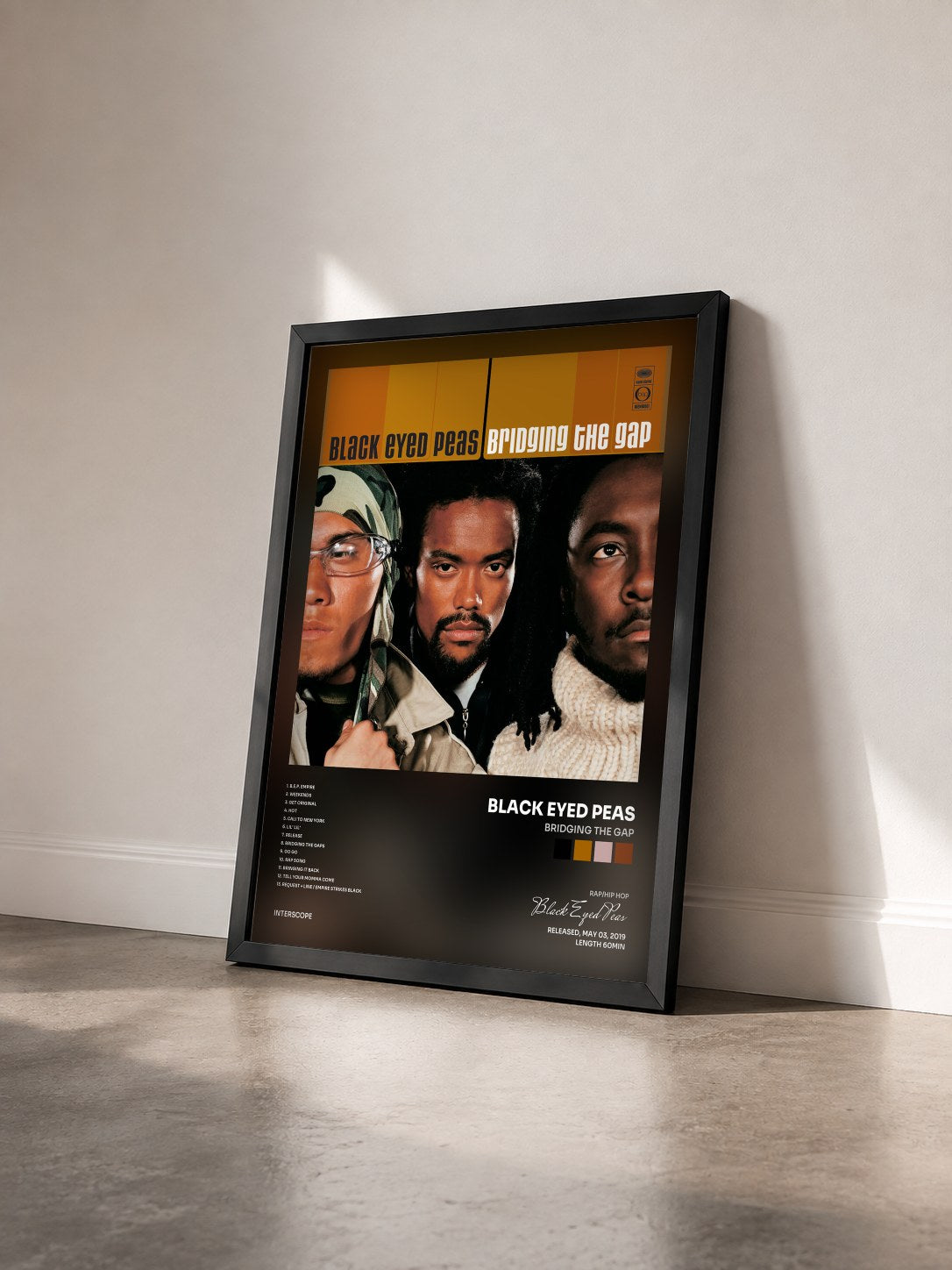 #noir Bridging The Gap von Black Eyed Peas als gerahmter Kunstdruck von schräg gesehen, schwarzer Rahmen