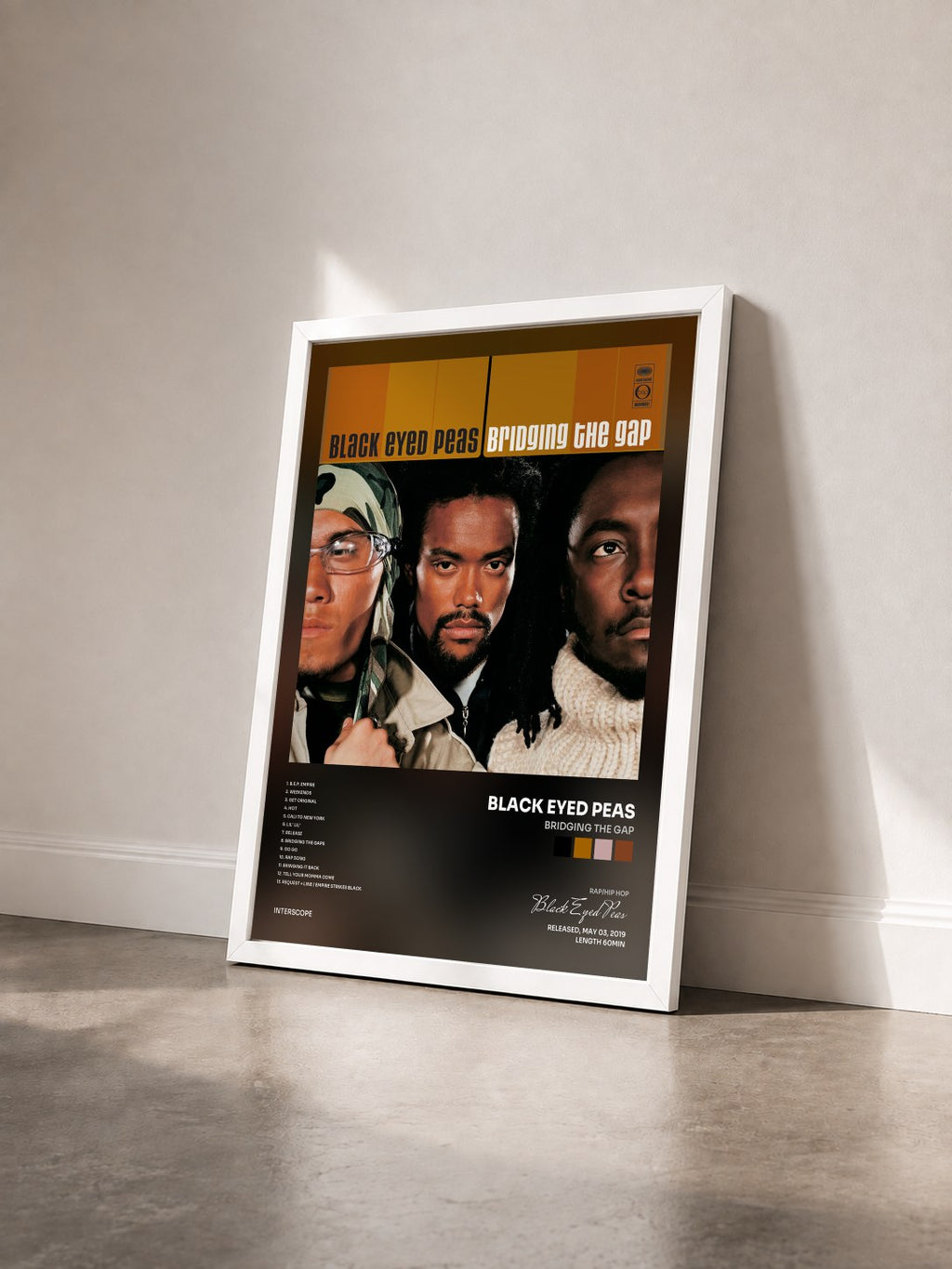 #blanc Bridging The Gap von Black Eyed Peas als gerahmter Kunstdruck von schräg gesehen, weißer Rahmen