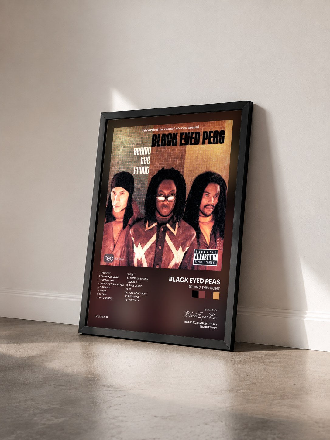 #noir Behind The Front von Black Eyed Peas als gerahmter Kunstdruck von schräg gesehen, schwarzer Rahmen