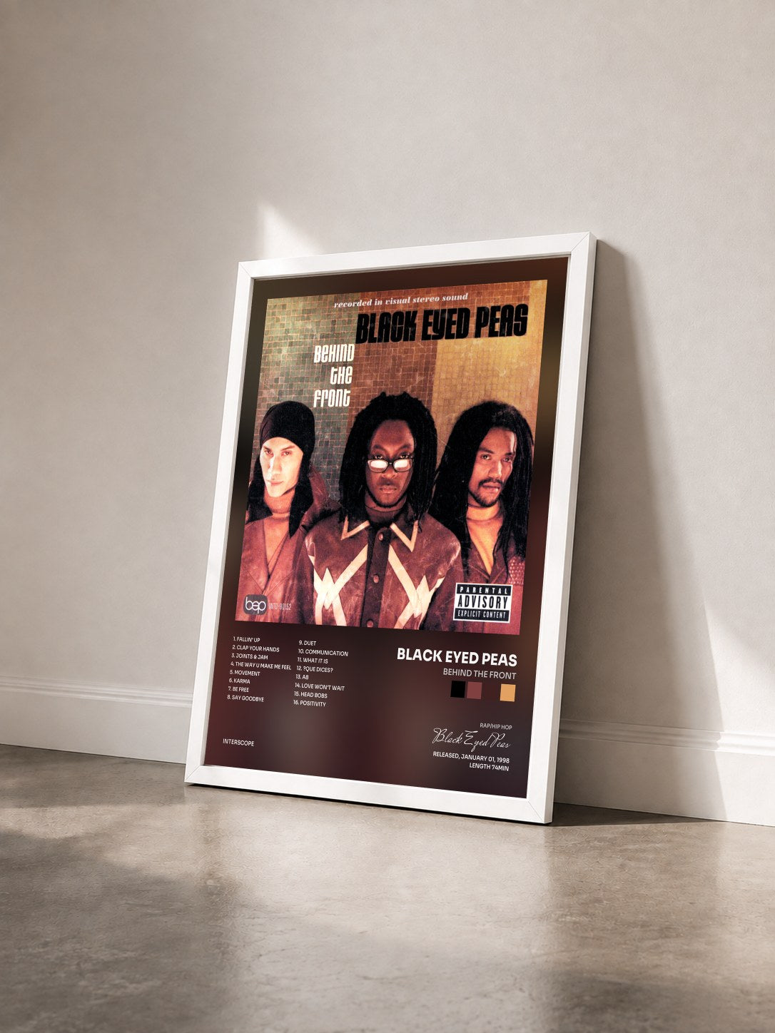 #blanc Behind The Front von Black Eyed Peas als gerahmter Kunstdruck von schräg gesehen, weißer Rahmen