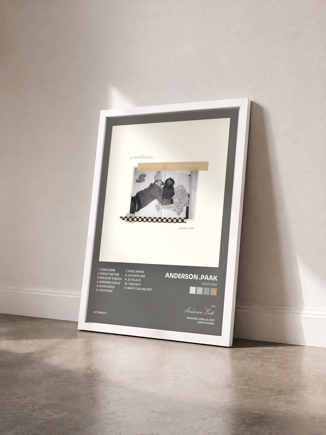 #blanc Tableau de l'album Ventura de Anderson .Paak vu de trois quarts, cadre blanc