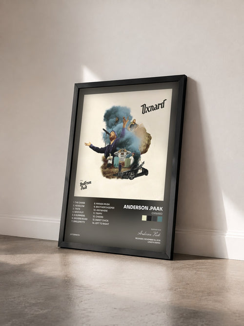 #noir Oxnard von Anderson .Paak als gerahmter Kunstdruck von schräg gesehen, schwarzer Rahmen