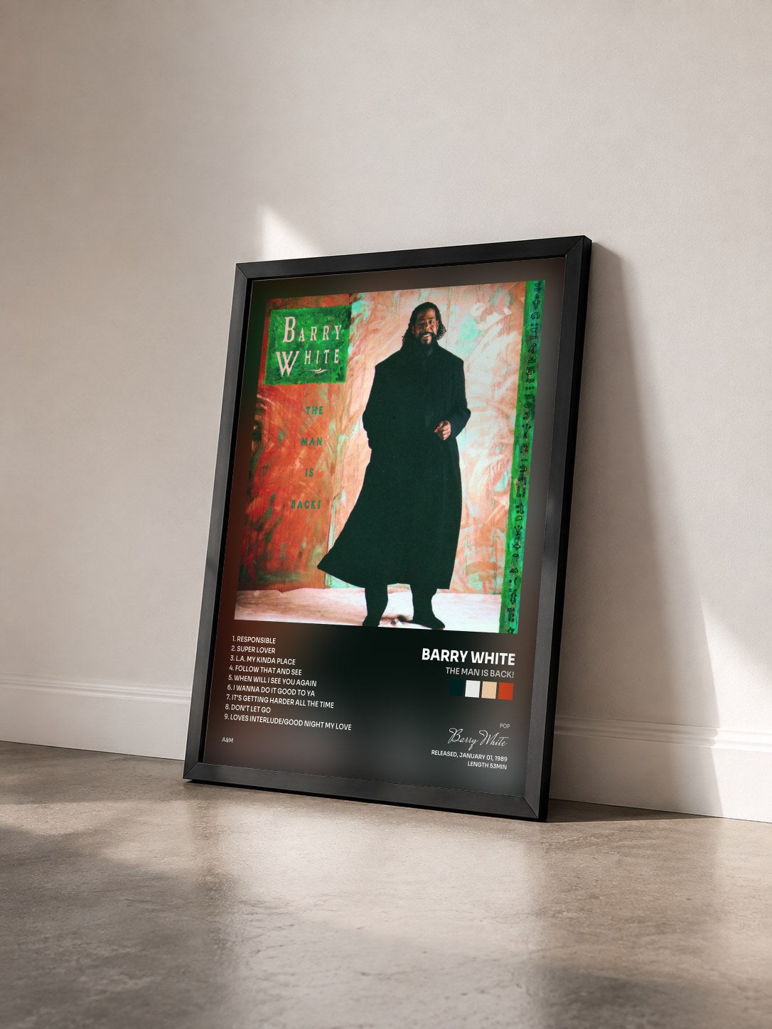 #noir The Man Is Back! de Barry White en lámina enmarcada vista de tres cuartos, marco negro