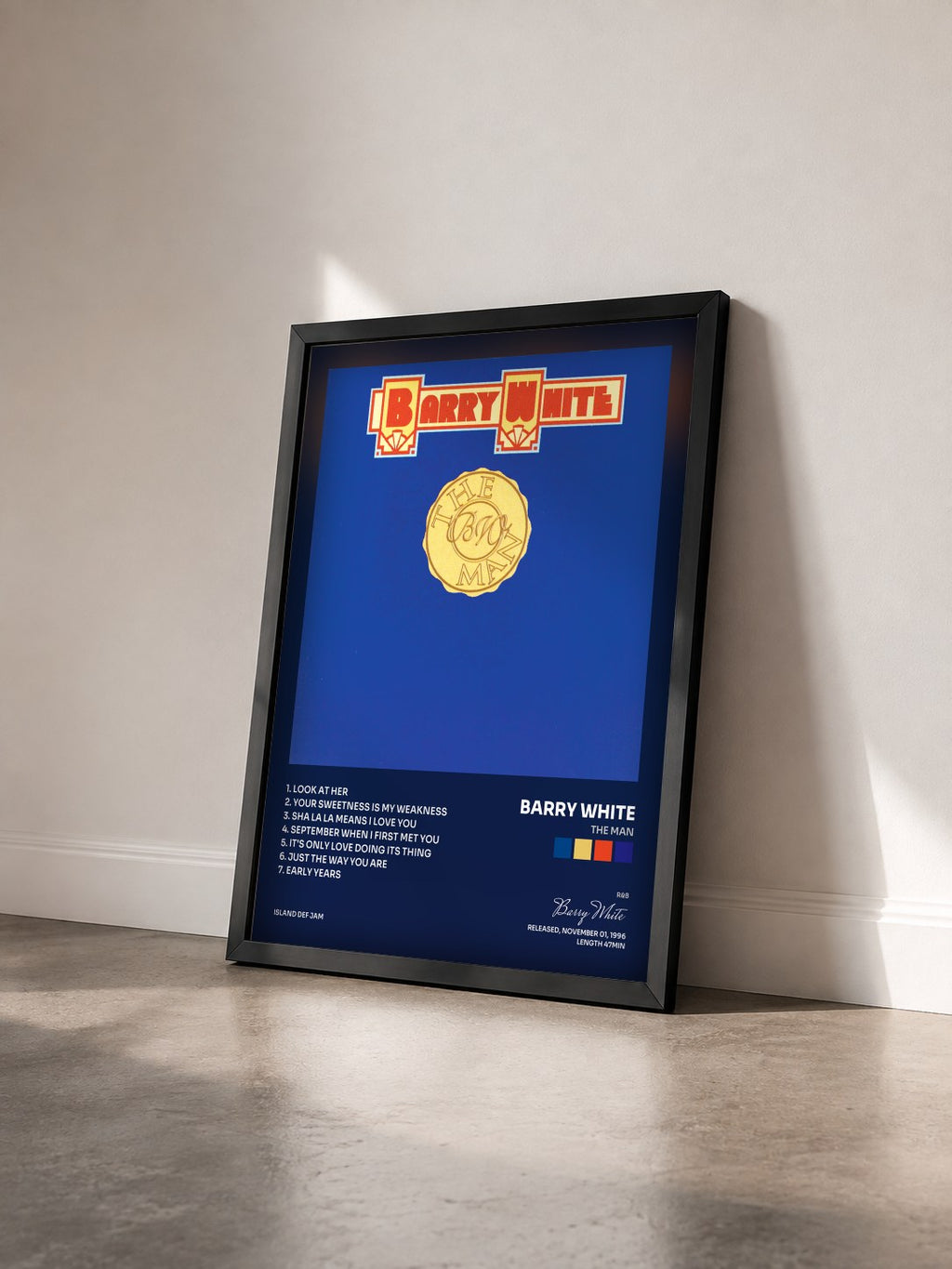#noir The Man von Barry White als gerahmter Kunstdruck von schräg gesehen, schwarzer Rahmen