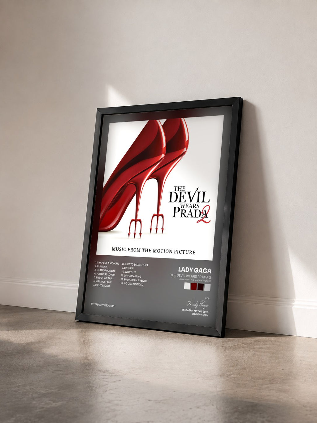 #noir Tableau de l'album The Devil Wears Prada 2 (Music From The Motion Picture) de Lady Gaga vu de trois quarts, cadre noir