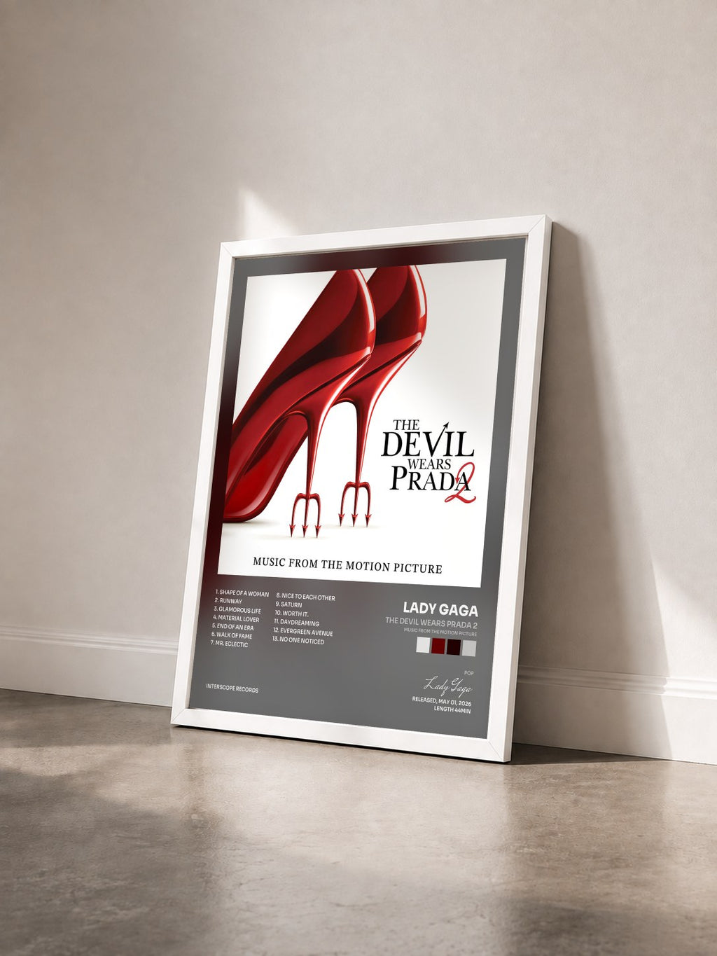 #blanc Tableau de l'album The Devil Wears Prada 2 (Music From The Motion Picture) de Lady Gaga vu de trois quarts, cadre blanc