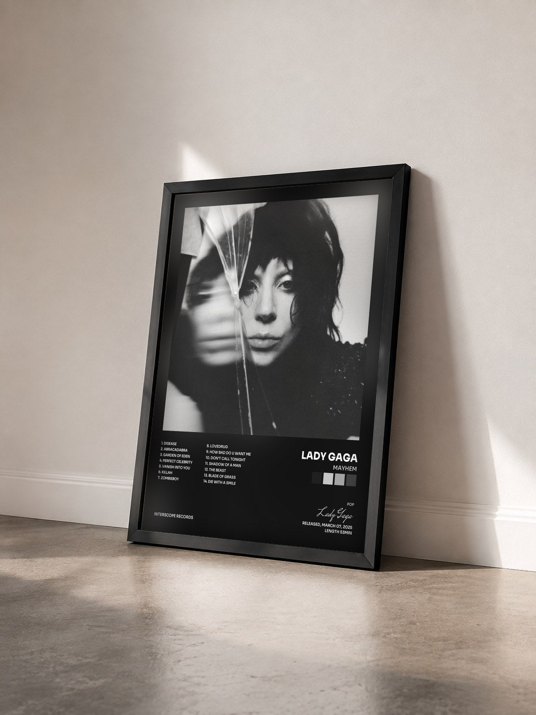 #noir Tableau de l'album MAYHEM de Lady Gaga vu de trois quarts, cadre noir